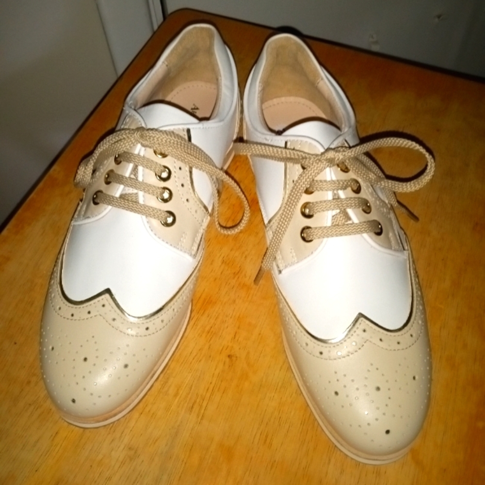 Women's Aerogreen Golf Shoes Size 10. Never worn. Waterproof. Spike less.